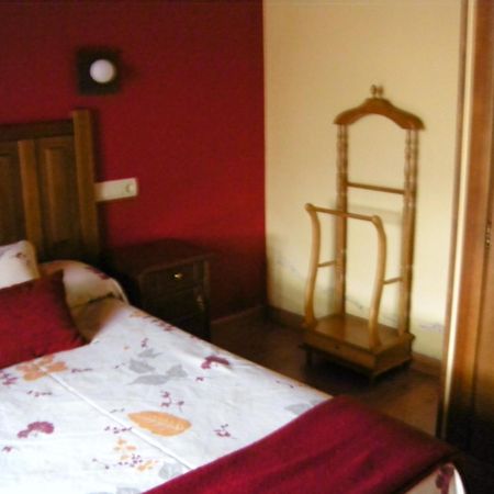 La Portiella Hostal Bueres Habitación foto