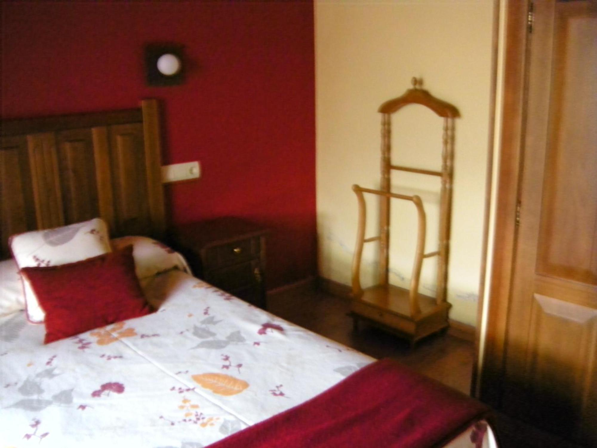 La Portiella Hostal Bueres Habitación foto